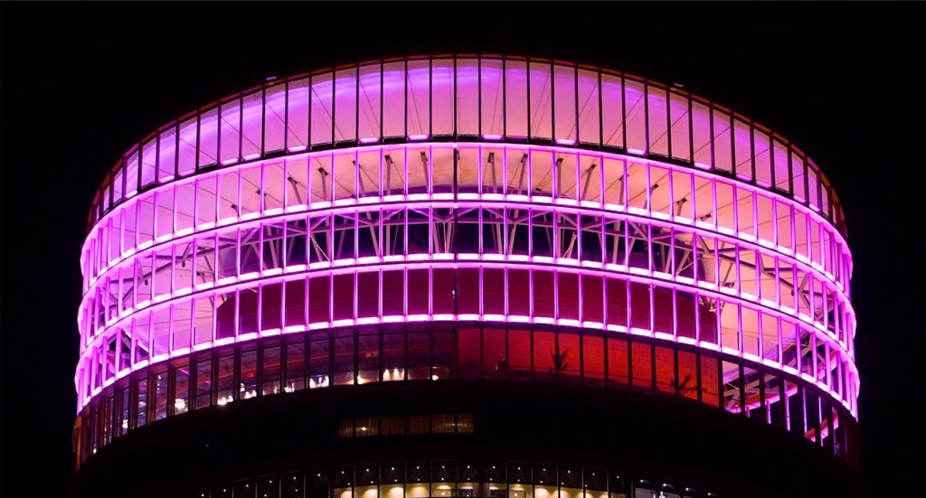 Terraza Mirador Torre Sevilla iluminada en color rosa fucsia | Sevilla Senior