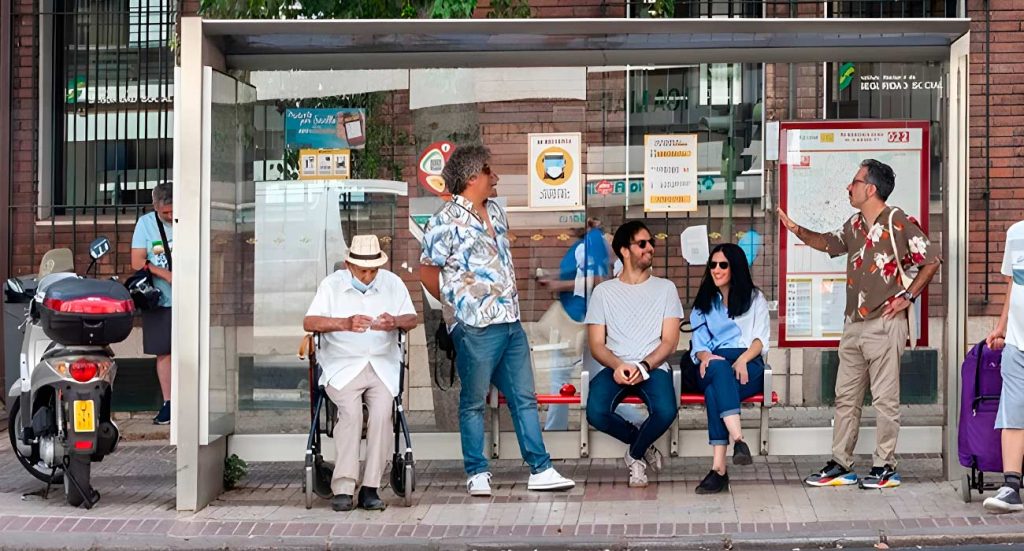 Persona mayor esperando el autobus en la parada con la Tarjeta Tussam para jubilados | Sevilla Senior