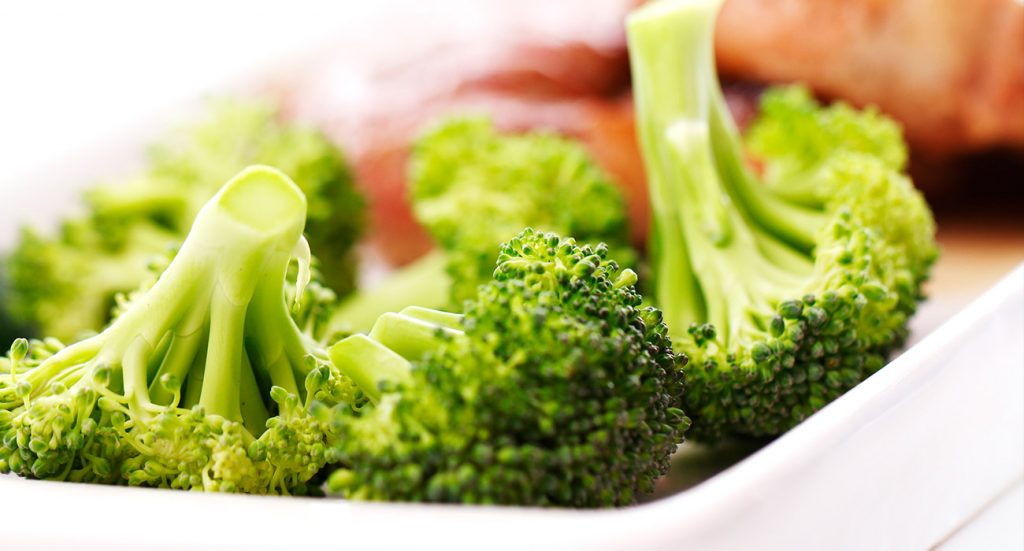 Imagen de un plato con brócoli, uno de los Alimentos para aumentar las defensas que numerosos minerales, vitaminas A, C y E, antioxidantes | Sevilla Senior