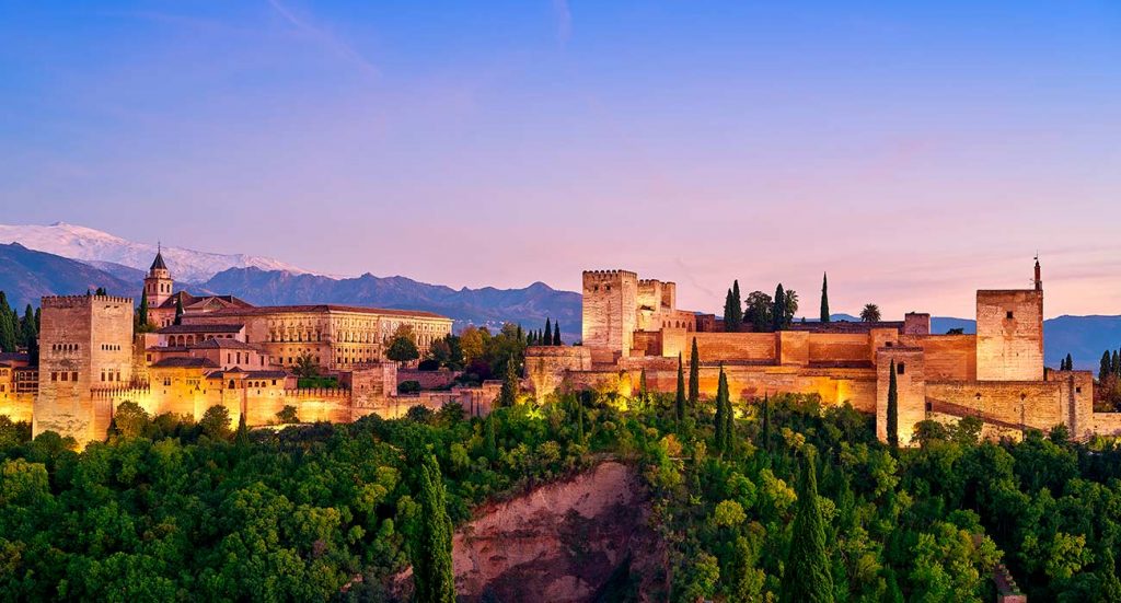 Escapadas para Semana Santa que no te puedes perder: Granada | Sevilla Senior