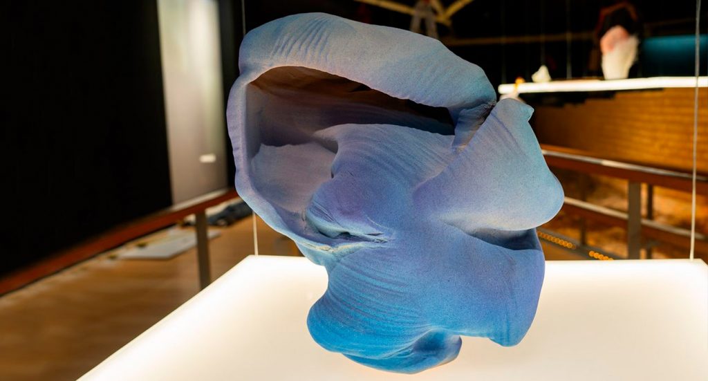 Maestros del Futuro pieza azul de la exposición | Sevilla Senior