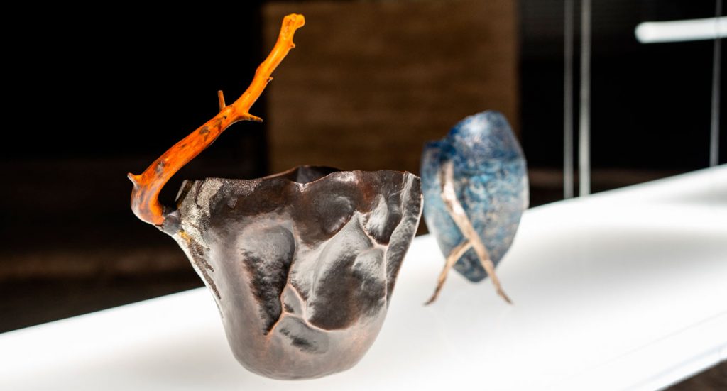 Maestros del Futuro vaso de metal, piedar y rama de la exposición | Sevilla Senior 