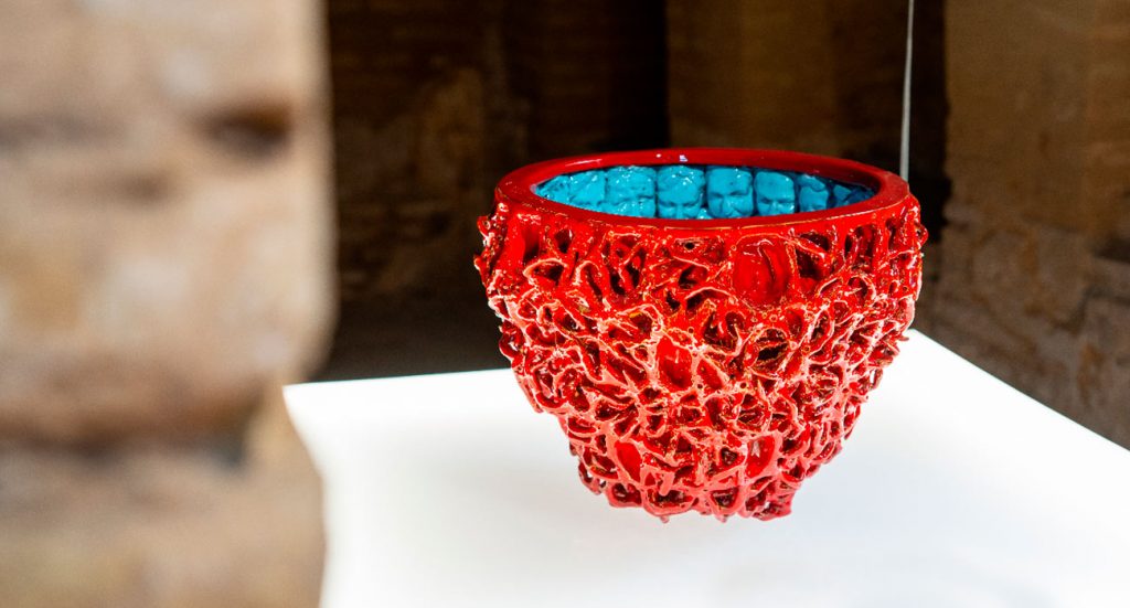 Vaso de coral rojo y turquesa en el interior de la exposición | Sevilla Senior 
