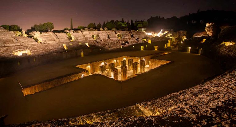 Visitas gratuitas guiadas al anfiteatro de Itálica durante las noches de verano