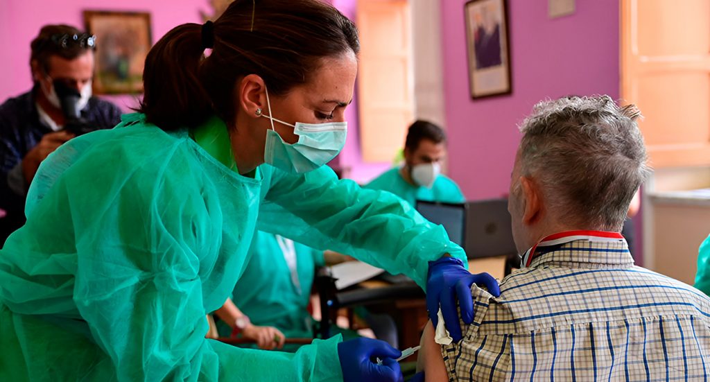 Campaña de vacunación de la gripe y el Covid en Andalucía: plazos y grupos de edad | Sevilla Snior