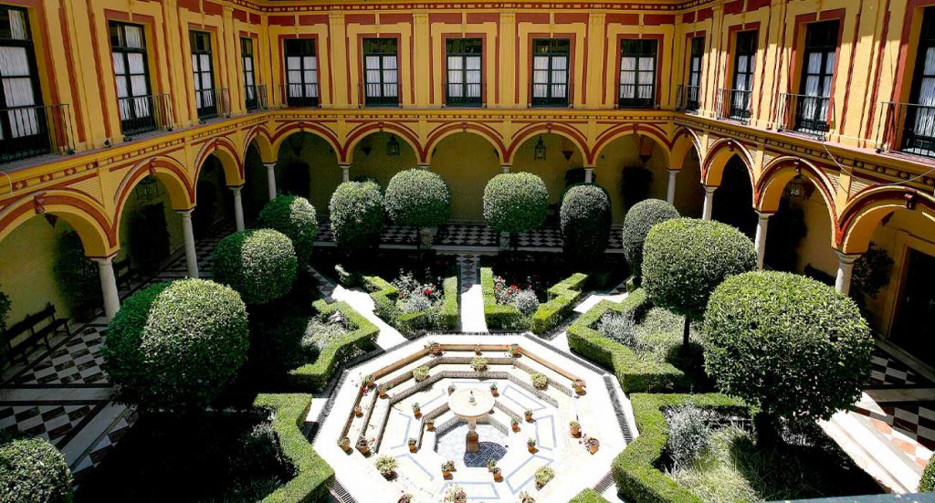 Patio Palacio de los Ponce de León en Sevilla Sede de Emasesa | Sevilla Senior