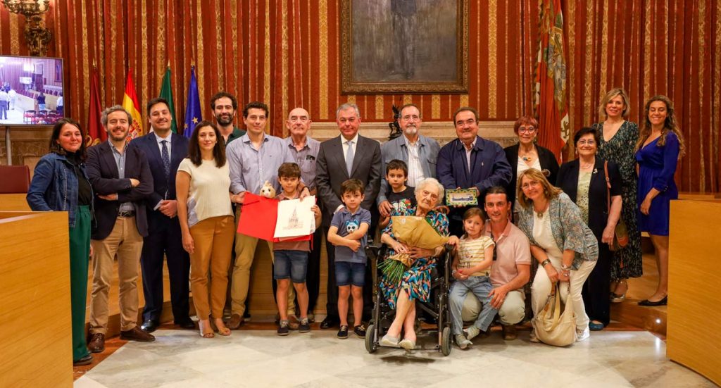 Leonor Riesco homenajeada por el ayuntamiento de Sevilla dentro del Programa Sevillanos centenarios | Sevilla con los peques