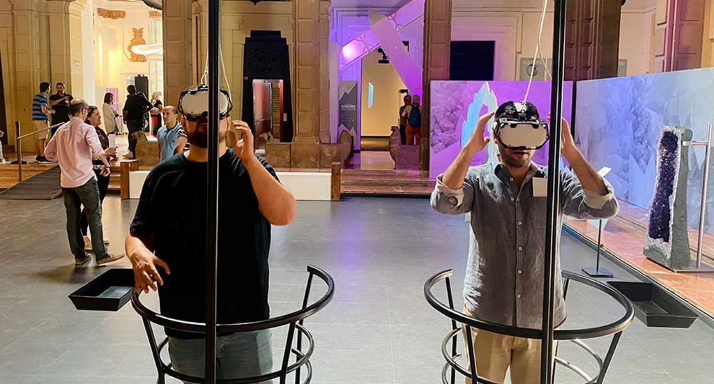 Dos visitantes probando las gafas en una de las Exposiciones en la Casa de la Ciencia | Sevilla Senior