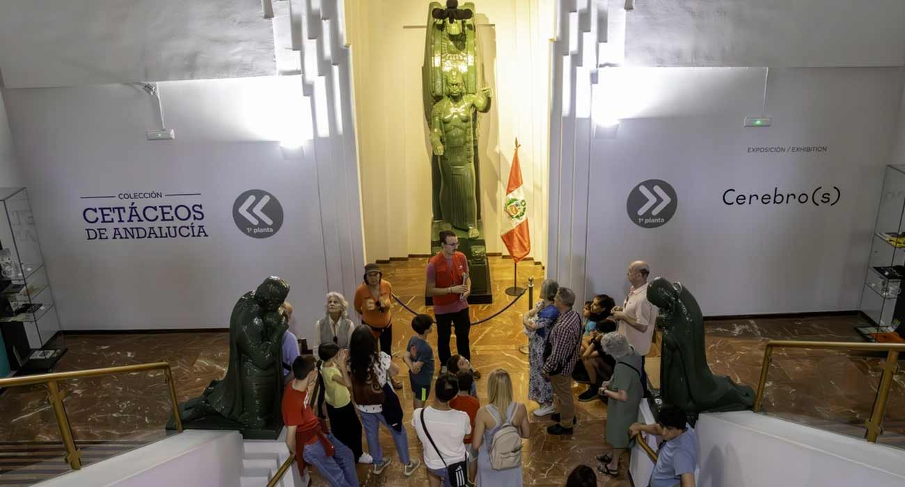 Escaleras del Pabellón de Perú, edificio que acoge el Museo Casa de la Ciencia de Sevilla  | Sevilla Senior